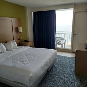 Suite mit Kingsize-Bett für Gäste mit Behinderungen